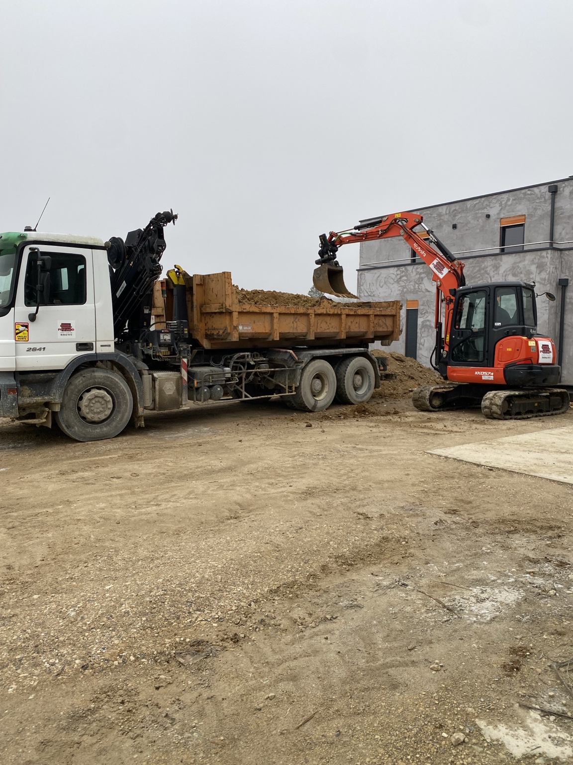 Pelle Kubota et camion de chantier
